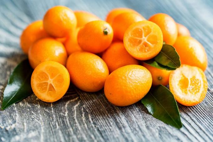 Kumquats guli krūvoje ant stalo