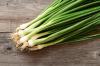 Нарежете, размножете и се грижите за зеления лук