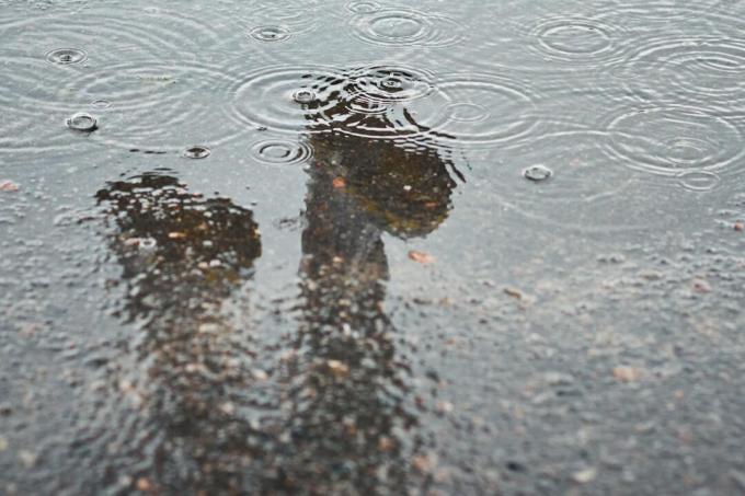 дощ на поверхні землі