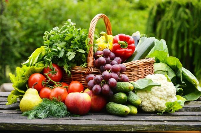 Kori täynnä hedelmiä ja vihanneksia